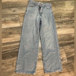 Levi’s High Waisted Straight Jeans Size 25 x 28 nice. 
nice looking jeans